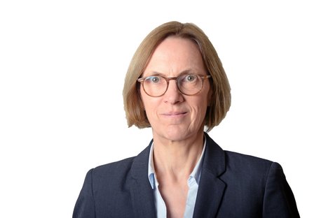 Carola-weisser-Hintergrund-scaled.jpg